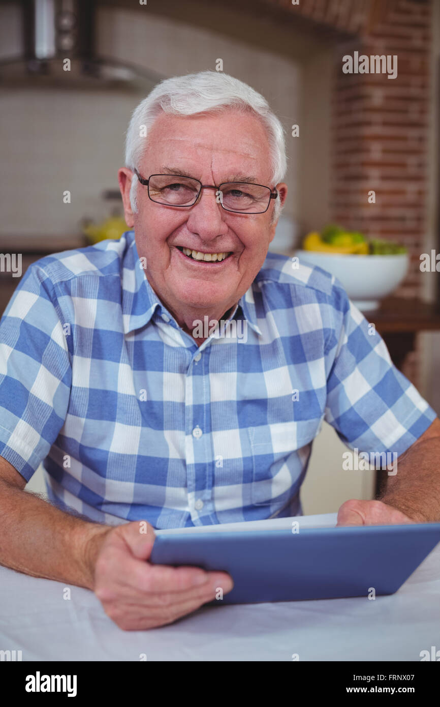 Porträt der ältere Mann mit digital-Tablette Stockfoto