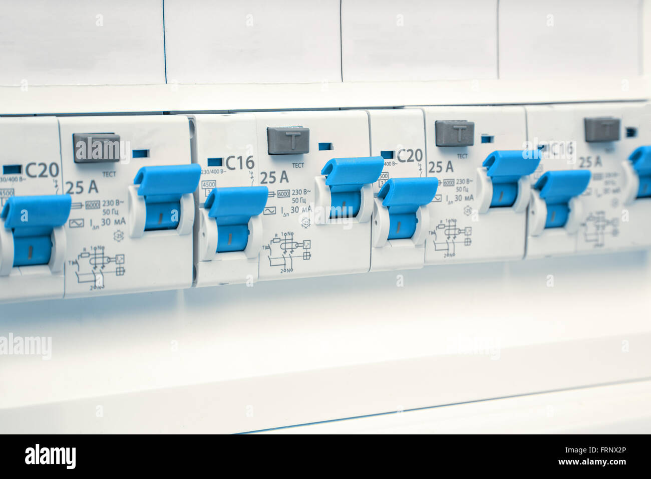 Elektrische Trinkgläser in Nahaufnahme auf weißem Hintergrund Stockfoto