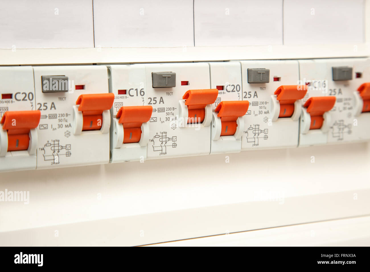 Elektrische Trinkgläser in Nahaufnahme auf weißem Hintergrund Stockfoto