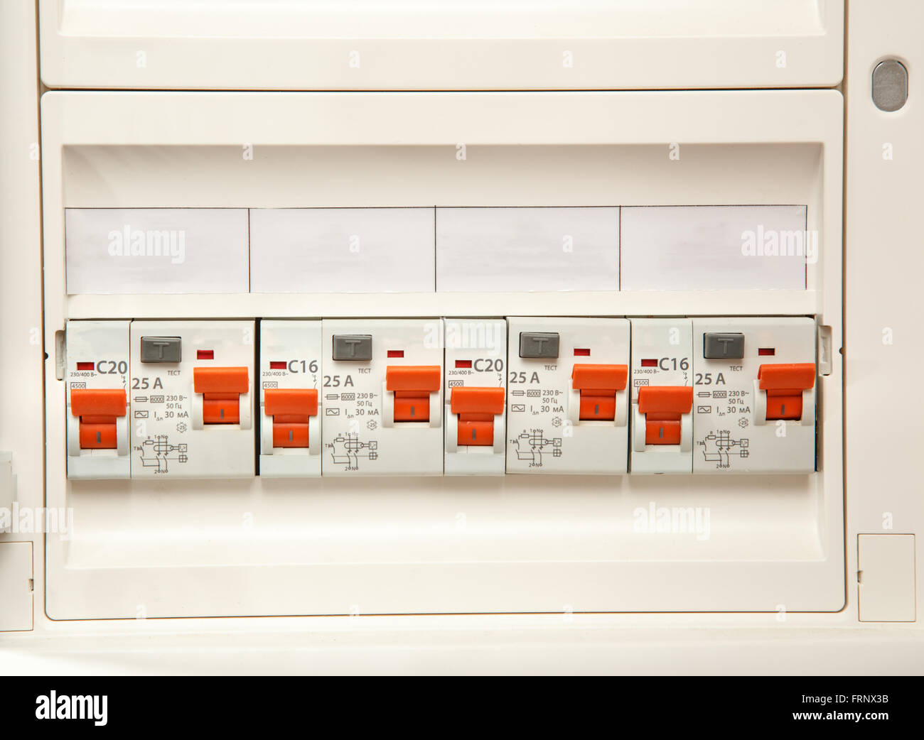 Elektrische Trinkgläser in Nahaufnahme auf weißem Hintergrund Stockfoto