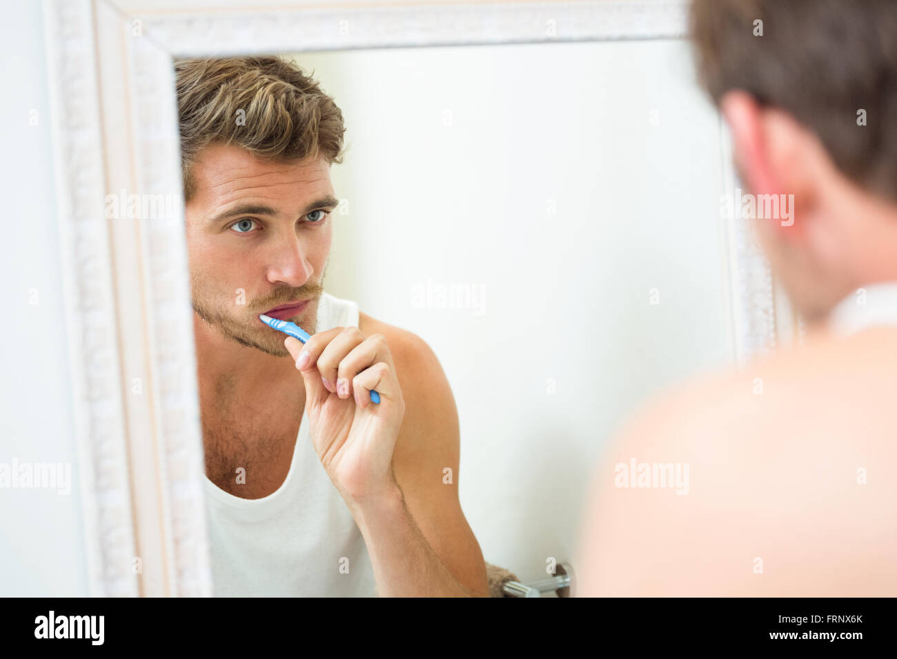 Junger Mann, die Zähne zu putzen Stockfoto
