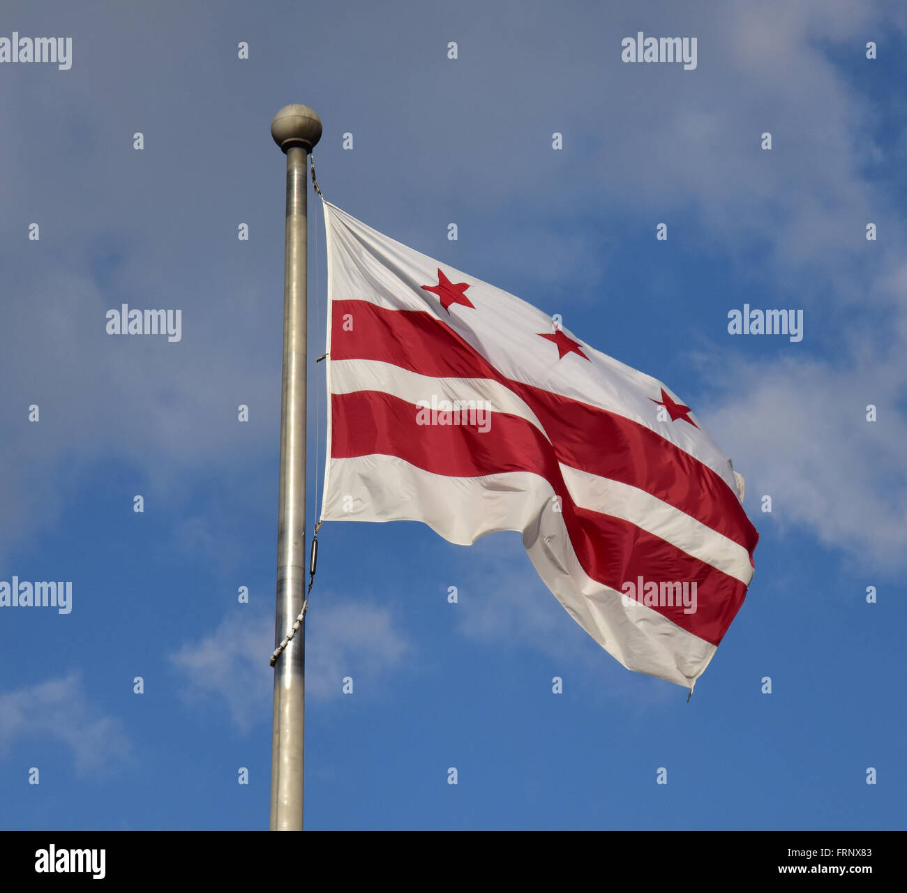 Flagge des District Of Columbia fliegen von einem Fahnenmast in Washington. Stockfoto