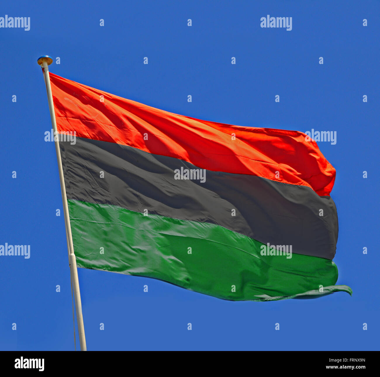 Libysche Flagge flattern in einer lebhaften Brise. Stockfoto