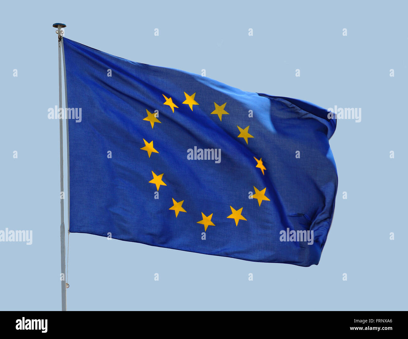 EU-Flagge flattern in einer lebhaften Brise vor blauem Himmel. Stockfoto