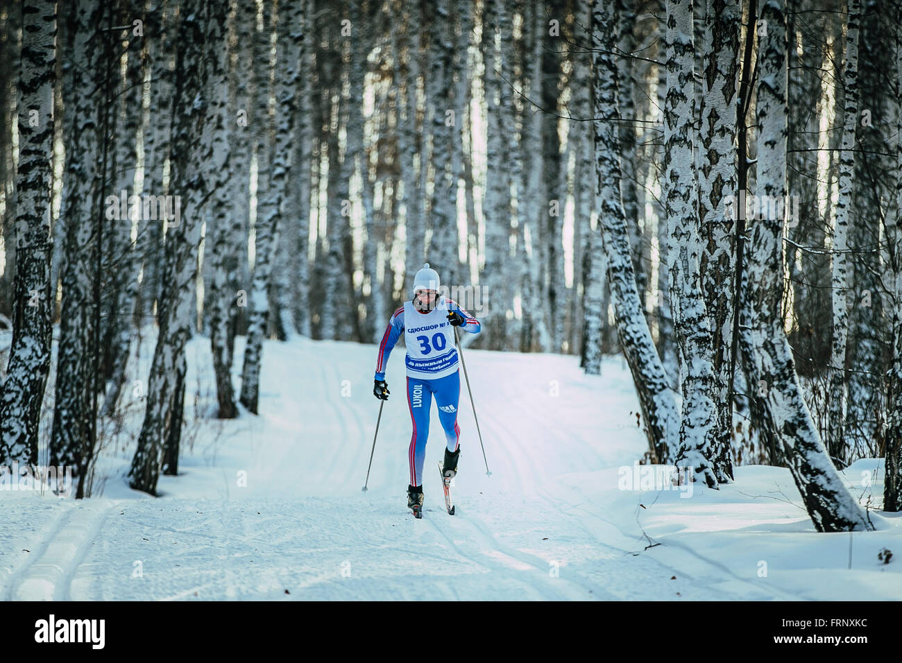 junges Mädchen Athlet Skifahrer fährt auf der Strecke in Birke Wald klassischen Stil während der Meisterschaft von Tscheljabinsk im Langlauf Stockfoto