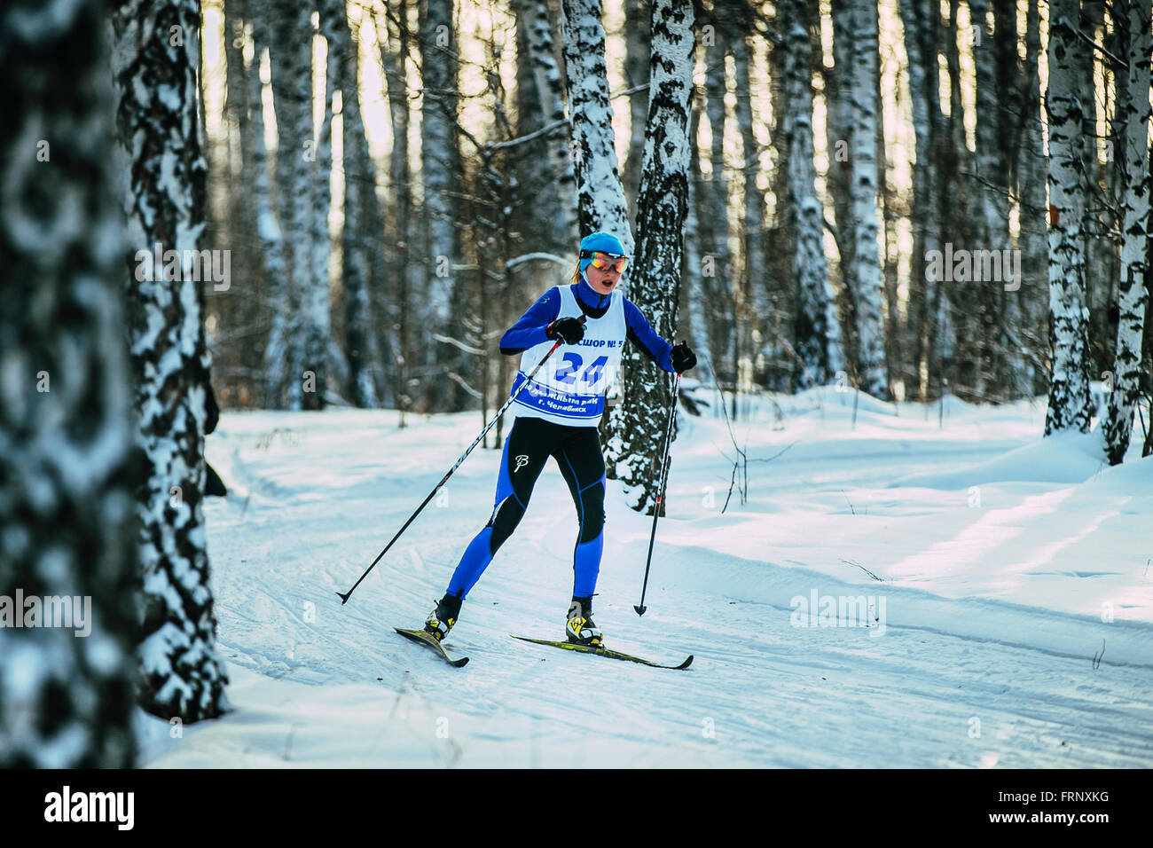 Mädchen Skifahrer Rennen klassisch im Birkenwald im Winter während der Meisterschaft von Tscheljabinsk im Langlauf Stockfoto