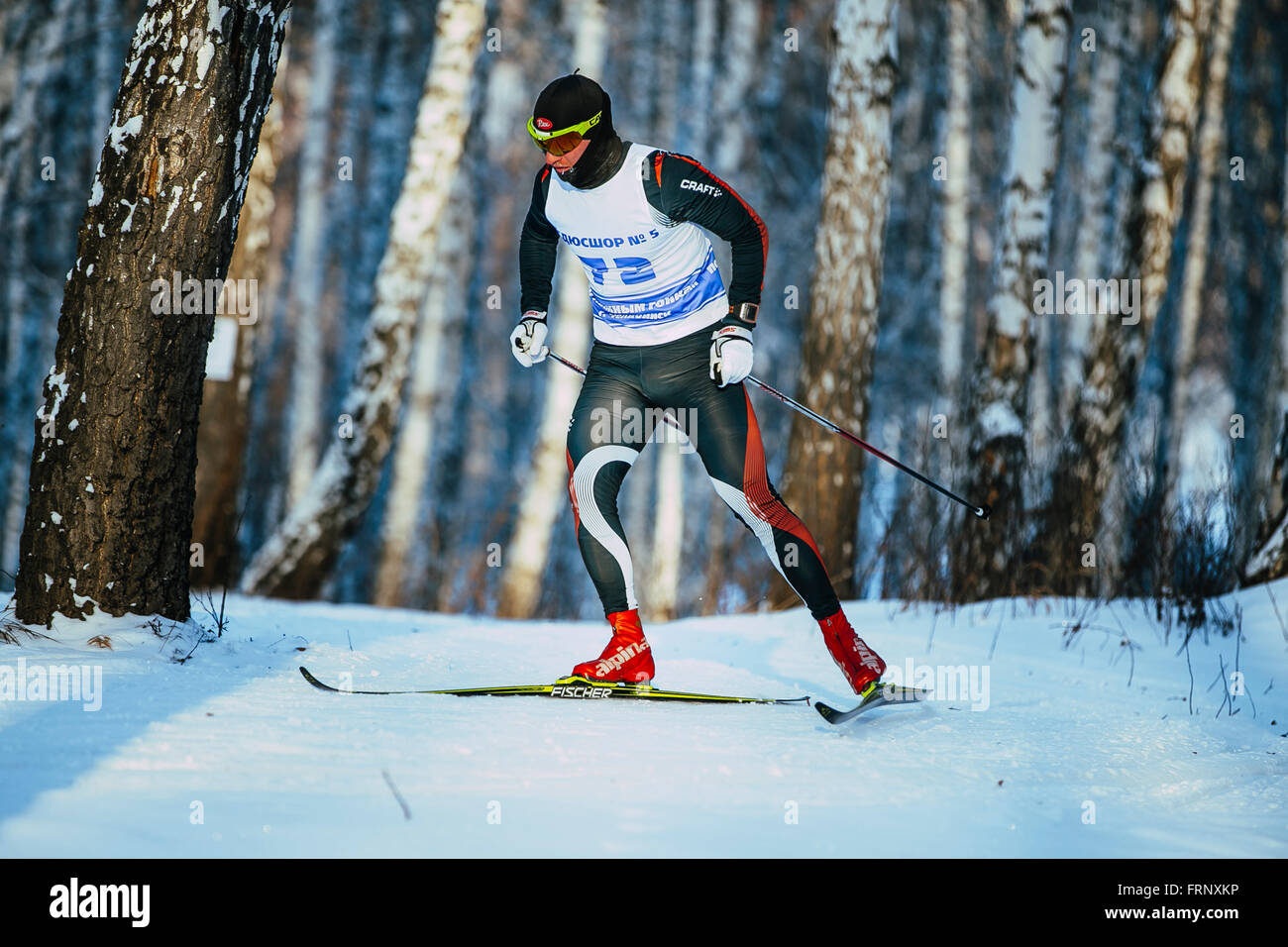 männlichen Skifahrer Rennen klassisch im Birkenwald im Winter während der Meisterschaft von Tscheljabinsk im Langlauf Stockfoto