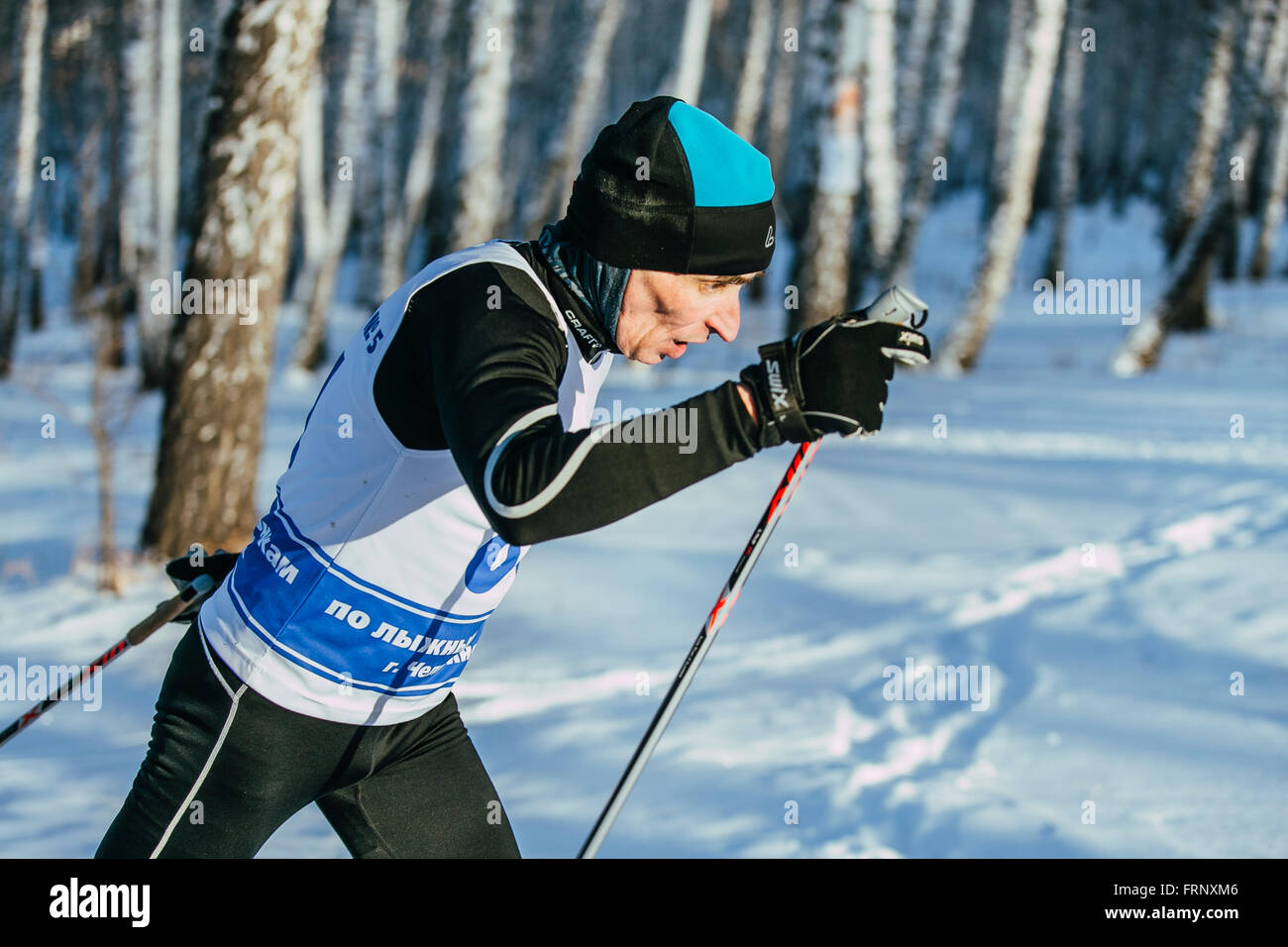 Closeup alten männlichen Skifahrer Rennen in Wäldern während der Meisterschaft von Tscheljabinsk im Langlauf Stockfoto