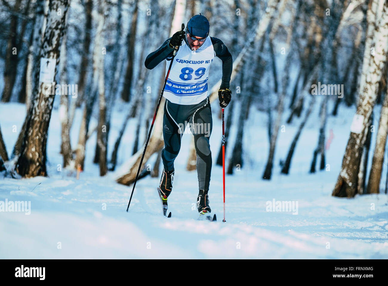 junge männliche Skifahrer während Rennen Wald im klassischen Stil in Meisterschaft von Tscheljabinsk im Langlauf Stockfoto