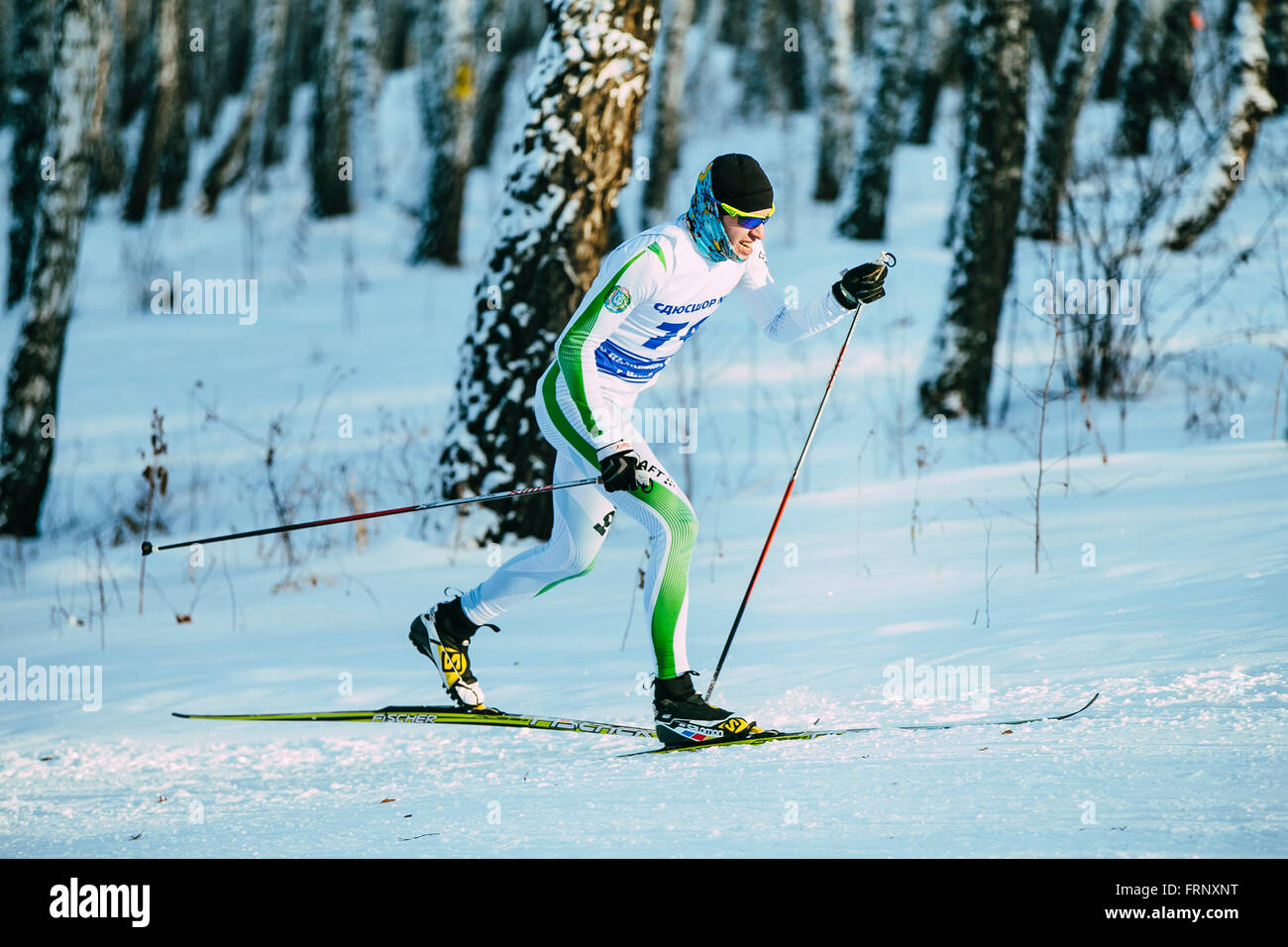männlicher Athlet Skifahrer während der Rennen im klassischen Rennen Stil Waldhügel Klettern in Meisterschaft von Tscheljabinsk im Langlauf Stockfoto