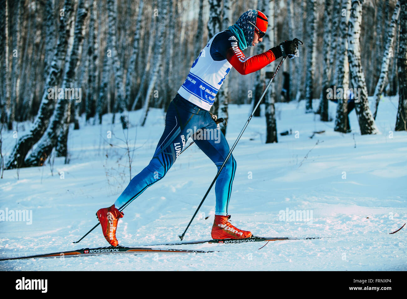 Closeup männlicher Athlet Skifahrer während Rennen Wald klassischen Stil in Meisterschaft von Tscheljabinsk im Langlauf Stockfoto