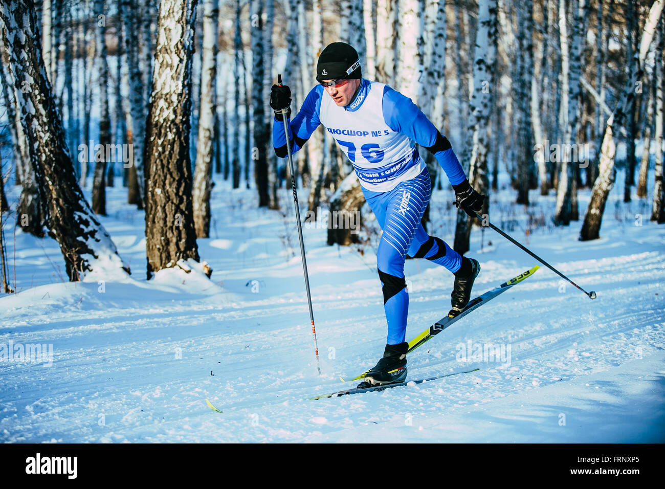 Closeup junger Athlet Skifahrer während der Rennen im Wald klassizistischen Stil im Langlauf Meisterschaft von Tscheljabinsk Stockfoto