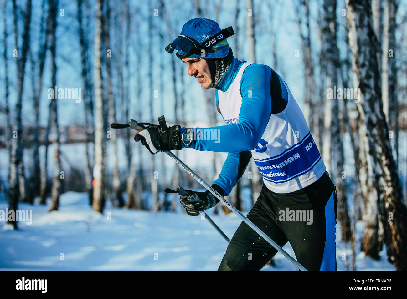 Closeup junger Athlet Rennen Skifahrer im Winter Wald klassische Stylel während der Meisterschaft von Tscheljabinsk im Langlauf Stockfoto