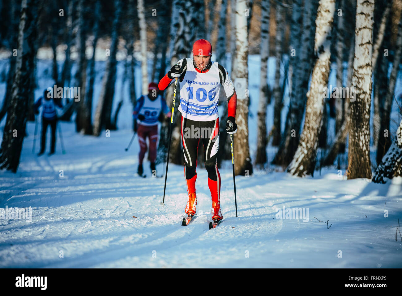 Rivalität junger Athlet Skifahrer Rennen im Winter Wald klassischen Stil während der Meisterschaft von Tscheljabinsk im Langlauf Stockfoto
