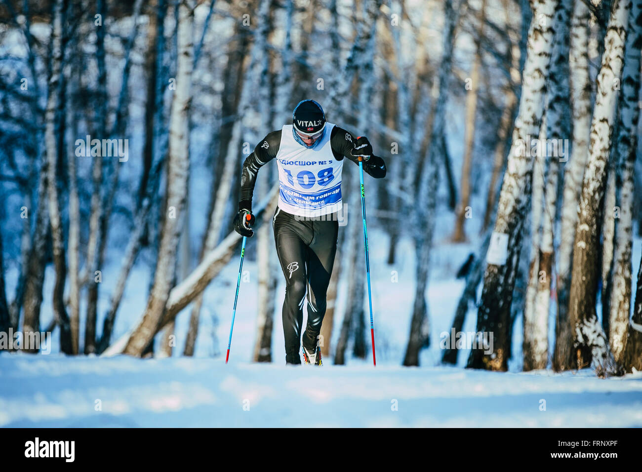 junge männliche Athlet Skifahrer Rennen im Winter Wald klassischen Stil bergauf während der Meisterschaft von Tscheljabinsk im Langlauf Stockfoto