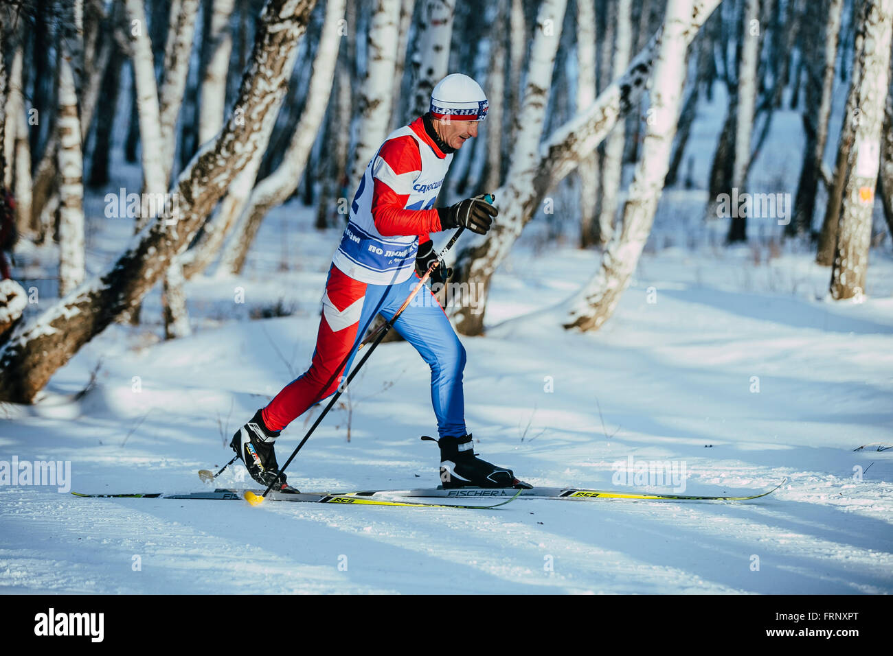 alten Athleten Skifahrer klassisch in einem Birkenwald Winter während der Meisterschaft von Tscheljabinsk im Langlauf Stockfoto