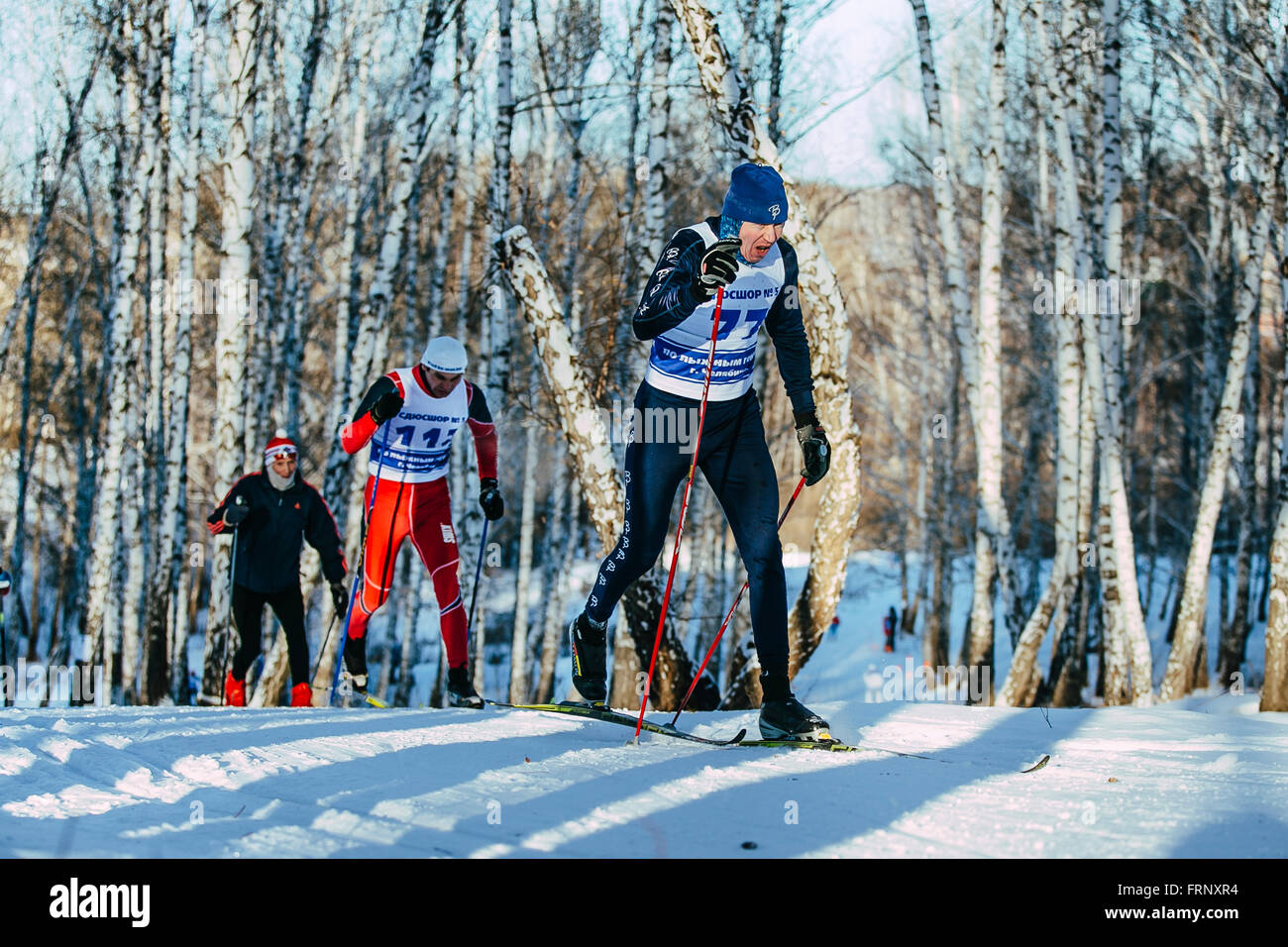 klassische Gruppenformat Skifahrer im Winter Birkenwald während der Meisterschaft von Tscheljabinsk im Langlauf Stockfoto