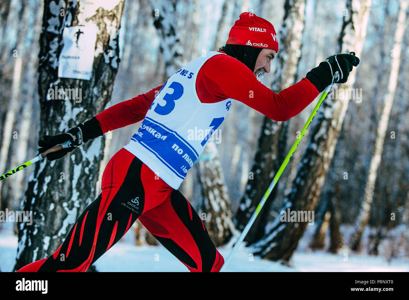 Closeup männlichen Skifahrer mittleren Alters des klassischen Stils im Winterwald auf Rennen während der Meisterschaft von Tscheljabinsk in Kreuz Stockfoto