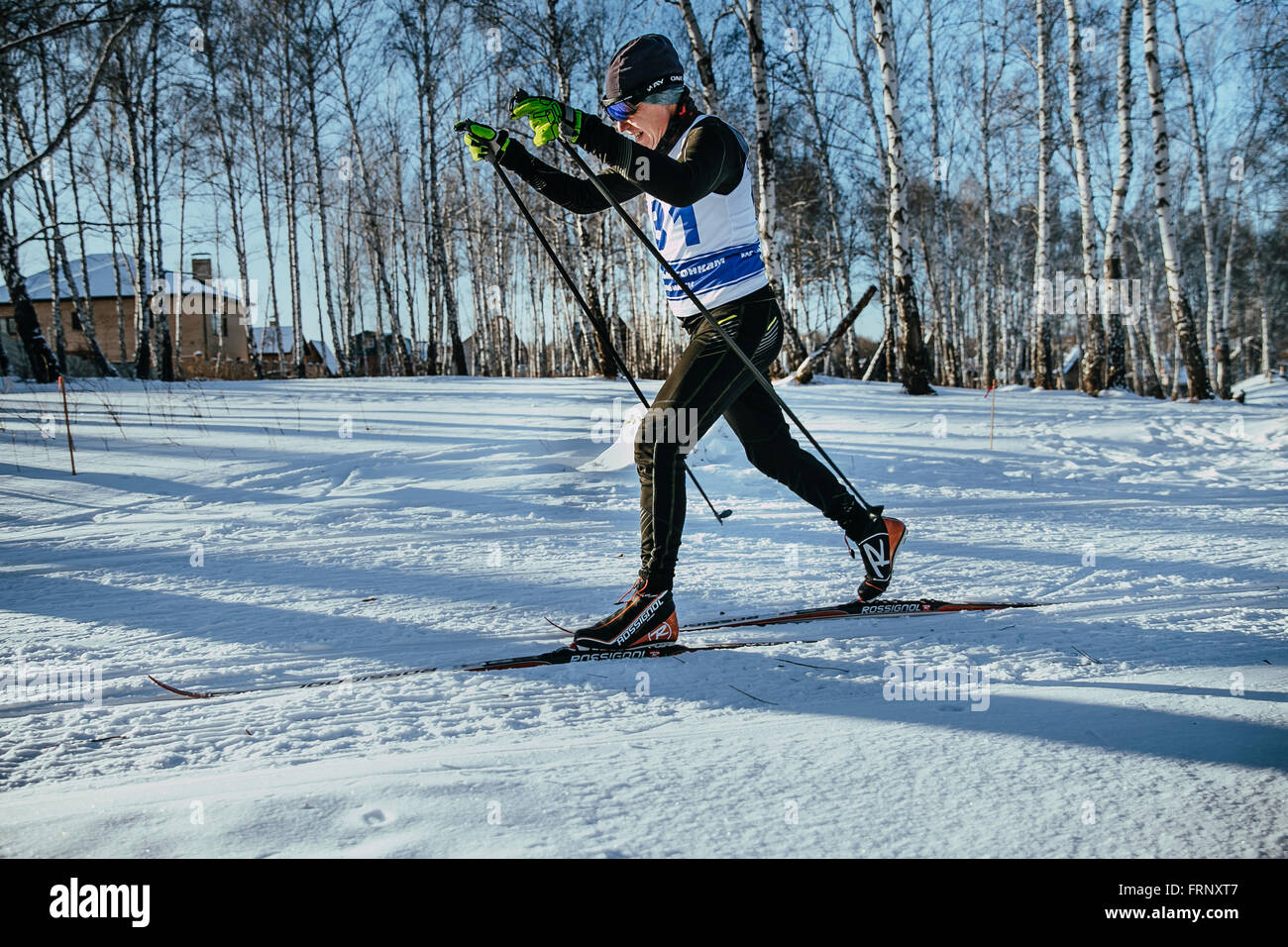 der klassische Stil im Winterwald auf Rennen während der Meisterschaft von Tscheljabinsk im Langlauf in mittleren Alters männlichen Skifahrer Stockfoto
