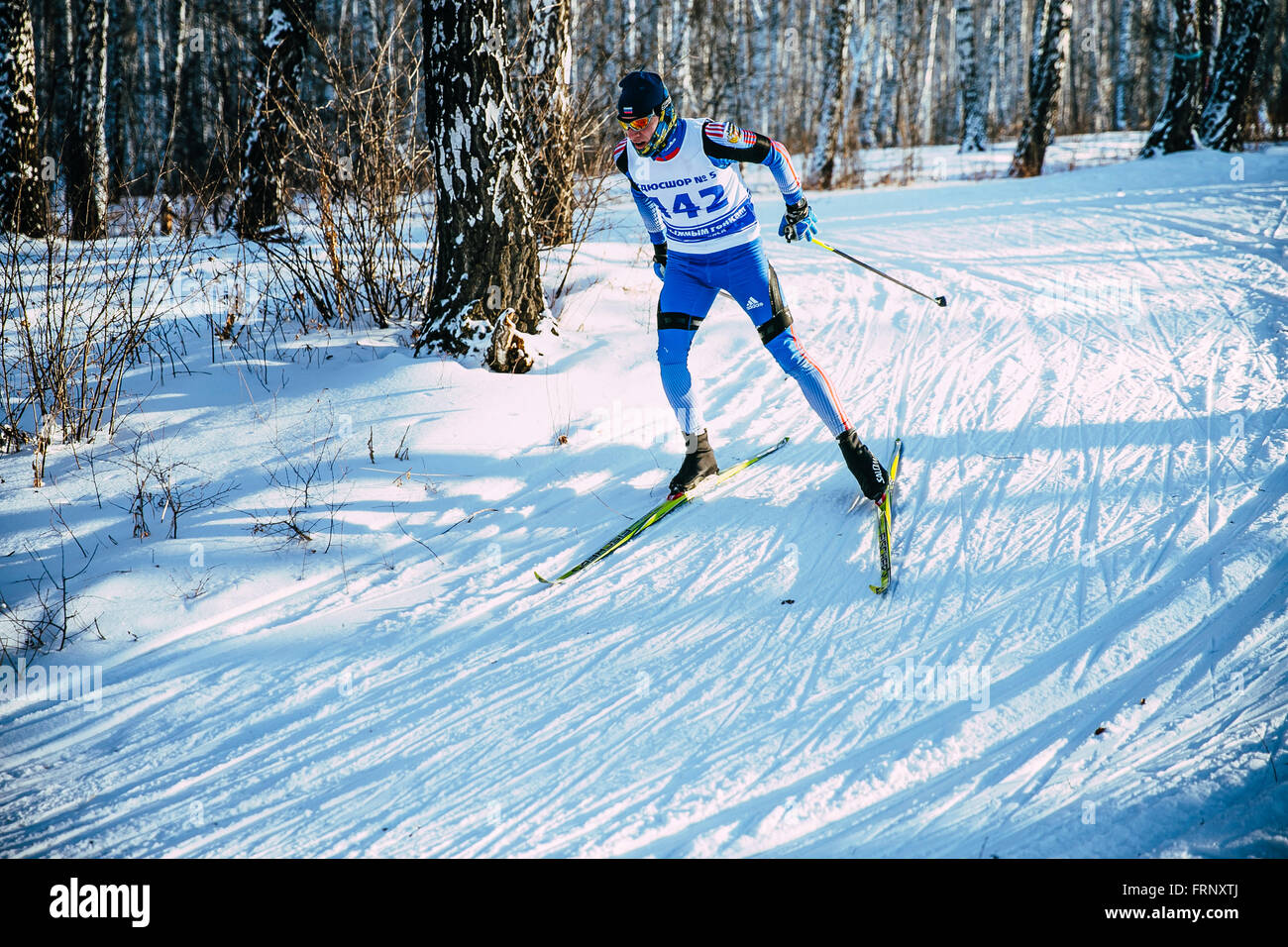 junge Skifahrer Sportler Winter Birke Wald Sprintrennen im klassischen Stil während der Meisterschaft von Tscheljabinsk im Langlauf Stockfoto