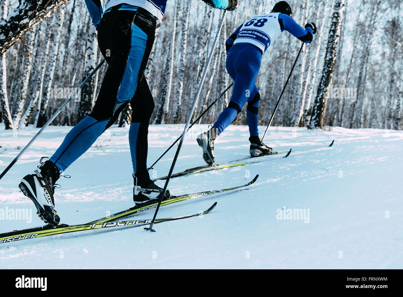 Closeup Füße zwei Skifahrer Sprint klassisch im Winterwald während der Meisterschaft von Tscheljabinsk im Langlauf Stockfoto