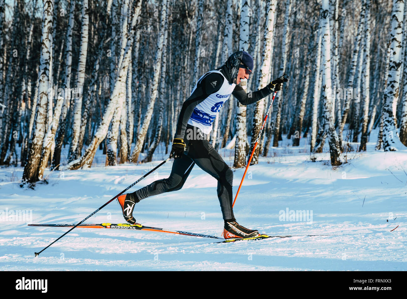 Seite anzeigen junge Skifahrer Sportler Sprint-Rennen im klassischen Stil während der Meisterschaft von Tscheljabinsk im Langlauf Stockfoto
