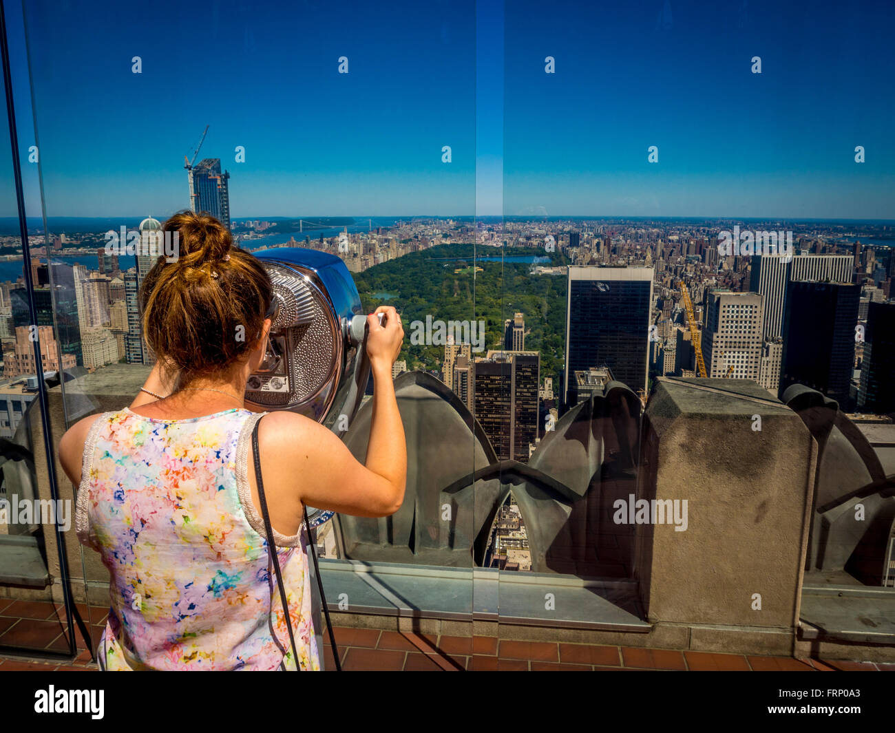 Blick durch das Fernglas auf den Central Park, New York City, von der Aussichtsplattform des Rockefeller Center aus gesehen. Stockfoto