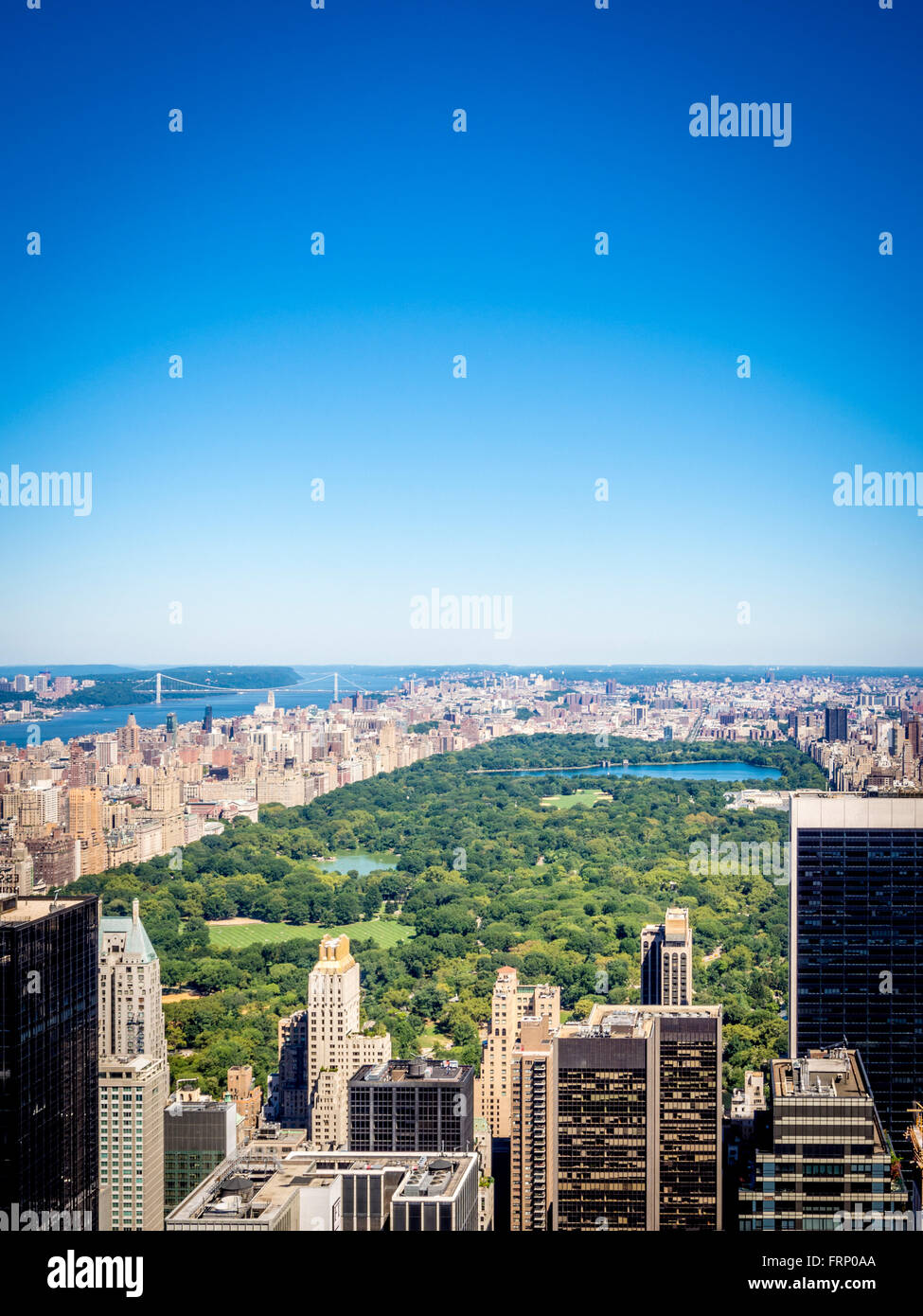 Central Park in New York City betrachtet von der Aussichtsplattform des Rockefeller Center in New York City, USA. George Washington Br Stockfoto