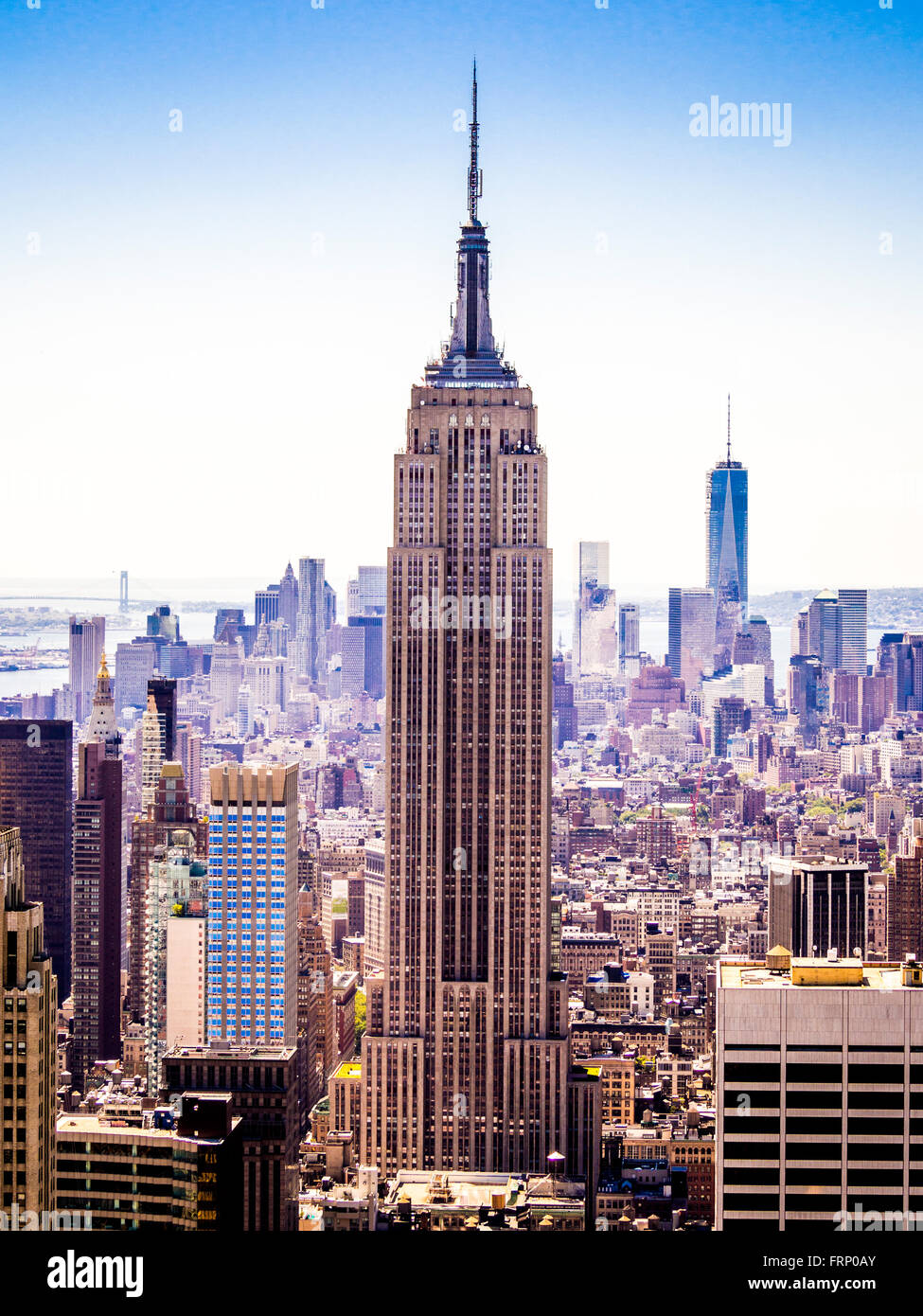 Das Empire State Building, New York City, USA, von der Aussichtsplattform des Rockefeller Center (Top of the Rock) betrachtet. Stockfoto