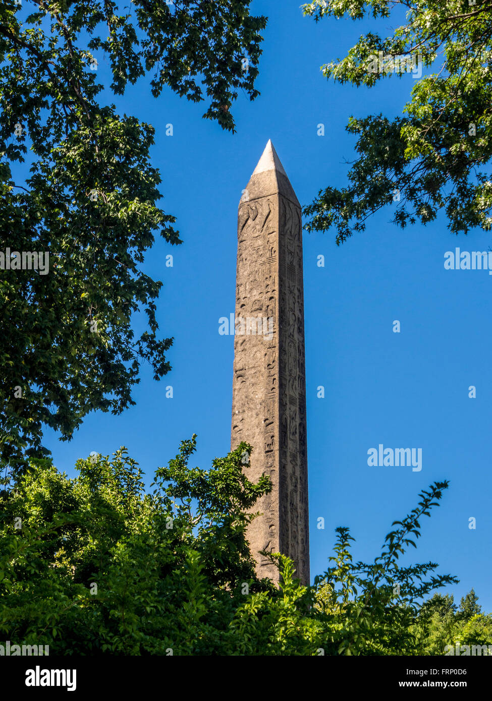 Der Obelisk (Cleopatra’s Needle) ist das älteste von Menschen geschagene Objekt im Central Park und das älteste Outdoor-Denkmal in New York. Stockfoto