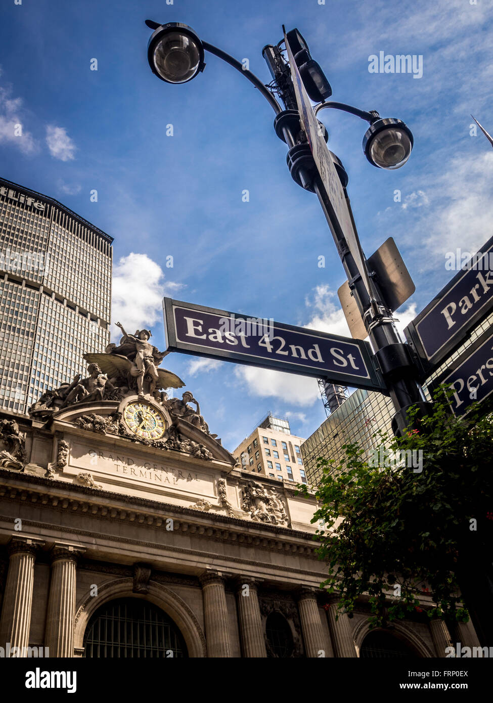 East 42nd St Zeichen auf Lampost außerhalb Grand Central Terminal Bahnhof, New York City, USA. Stockfoto