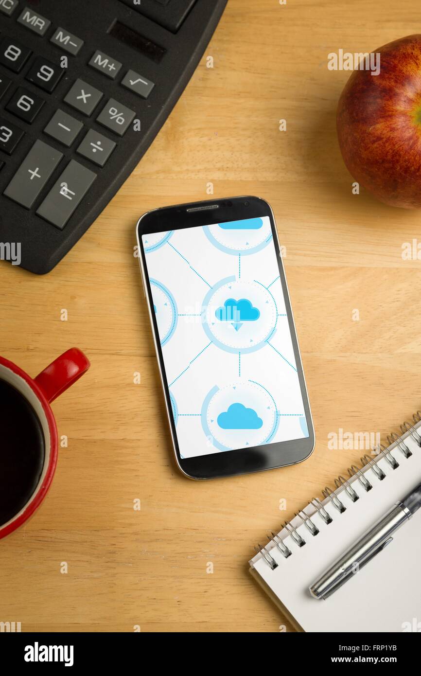 Smartphone mit Cloud-computing-Anwendungen auf Schreibtisch Stockfoto
