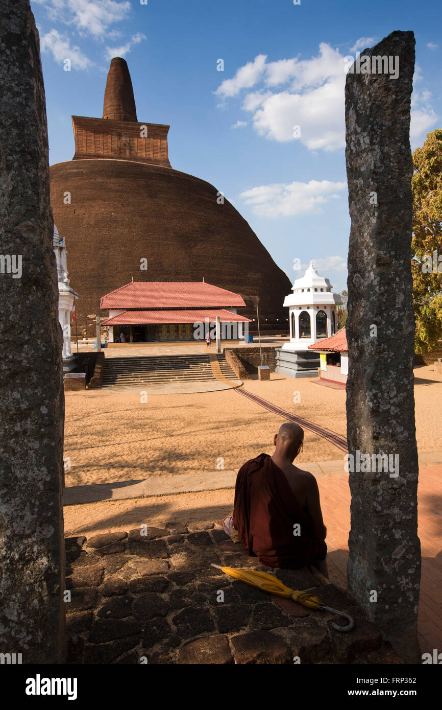 Anuradhapura, Sri Lanka, buddhistischer Mönch, Abhayagiri Dagoba saß im Schatten Stockfoto