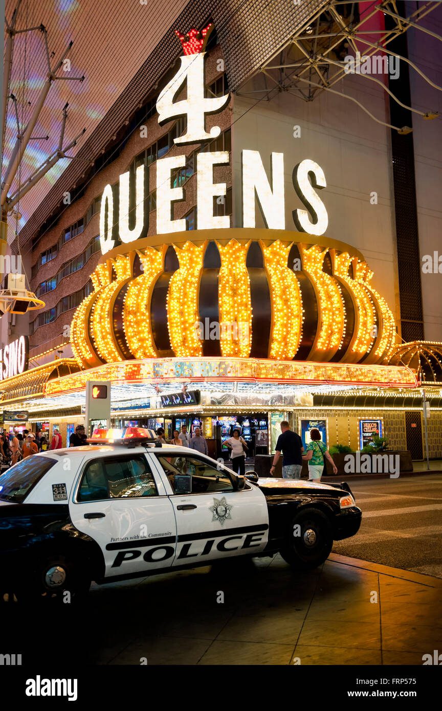 Das Four Queens Hotel and Casino im Stadtteil Fremont, Las Vegas, Nevada, mit einem Polizeiwagen vor Stockfoto