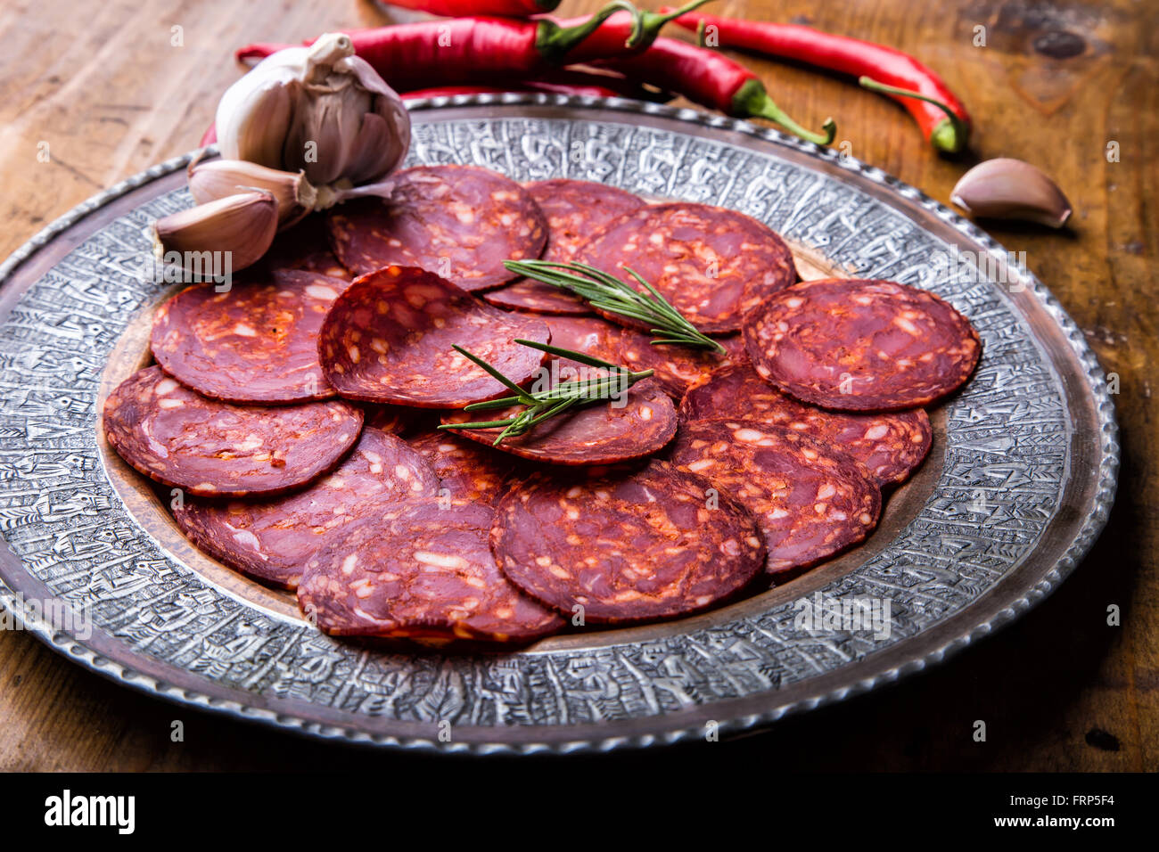 Chorizo Wurst. Traditionelle spanische Chorizo Wurst, mit frischen Kräutern, Knoblauch, Pfeffer und Chili Peppers. Traditionelle Küche. Stockfoto