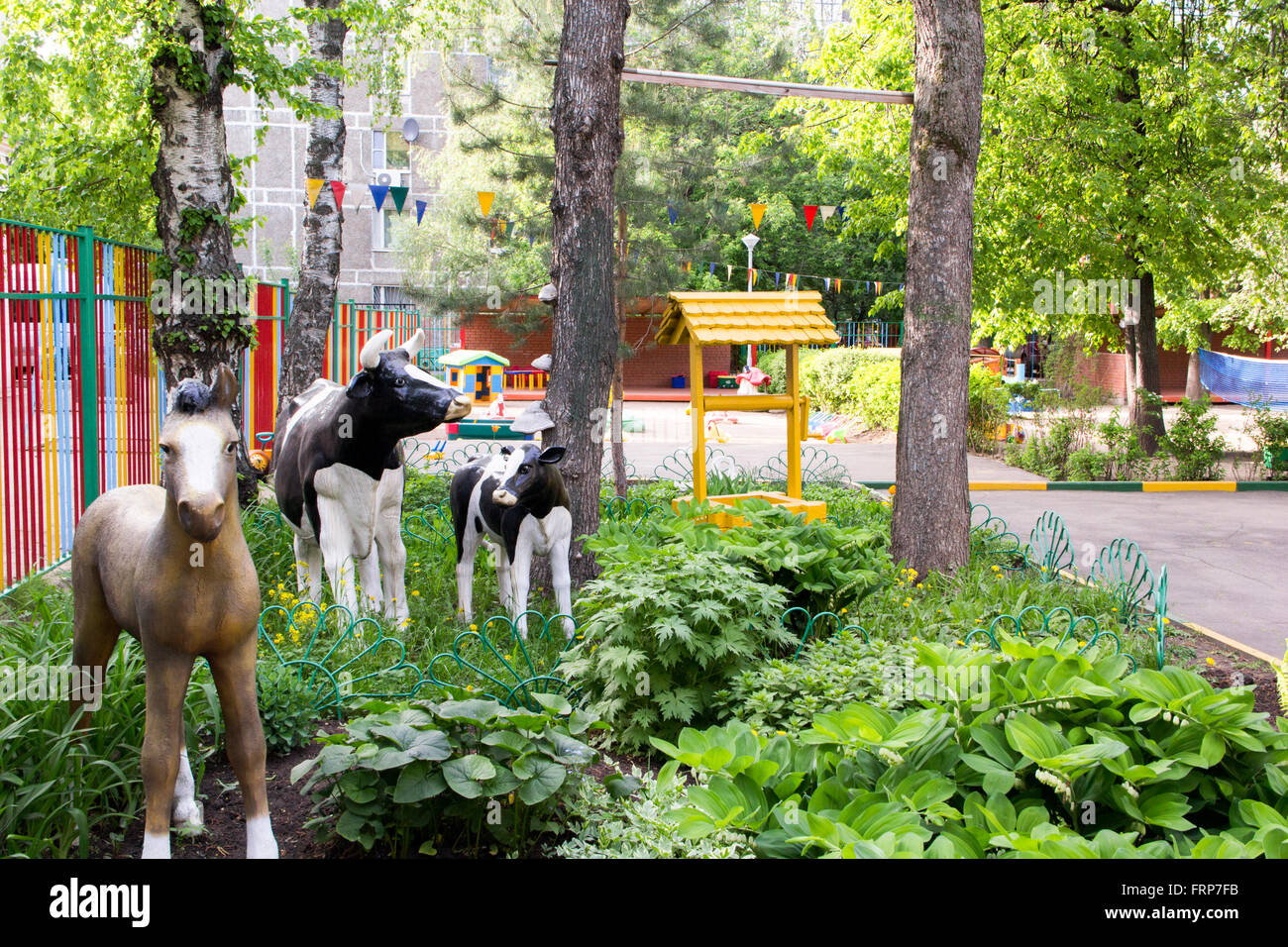 Grüner Hof und Garten Figuren im Kindergarten Stockfoto