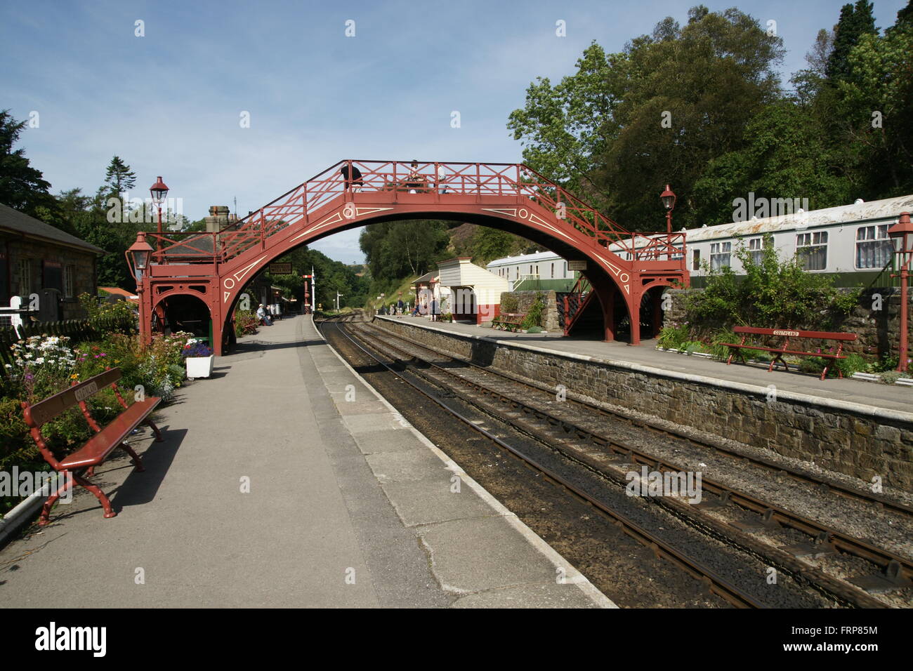 Fußgängerbrücke am Bahnhof Goathland die North York Moors Museumsbahn (NYMR) Stockfoto