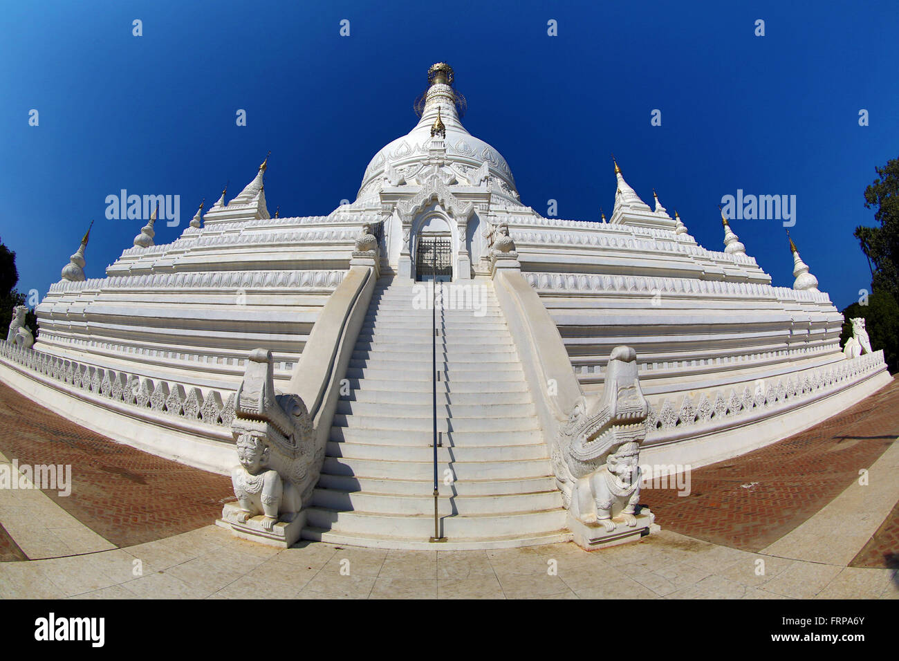 Weißer Stupa von Pahtodawgyi Pagode in Amarapura, Mandalay, Myanmar (Burma) Stockfoto