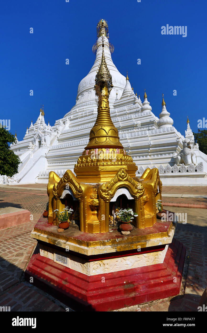 Weißer Stupa von Pahtodawgyi Pagode in Amarapura, Mandalay, Myanmar (Burma) Stockfoto