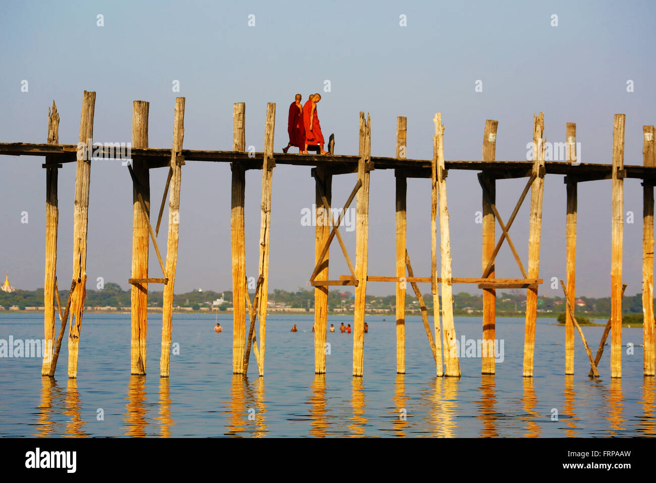 Die U Bein Brücke über den Taungthaman-See in Amarapura, Mandalay, Myanmar (Burma) Stockfoto