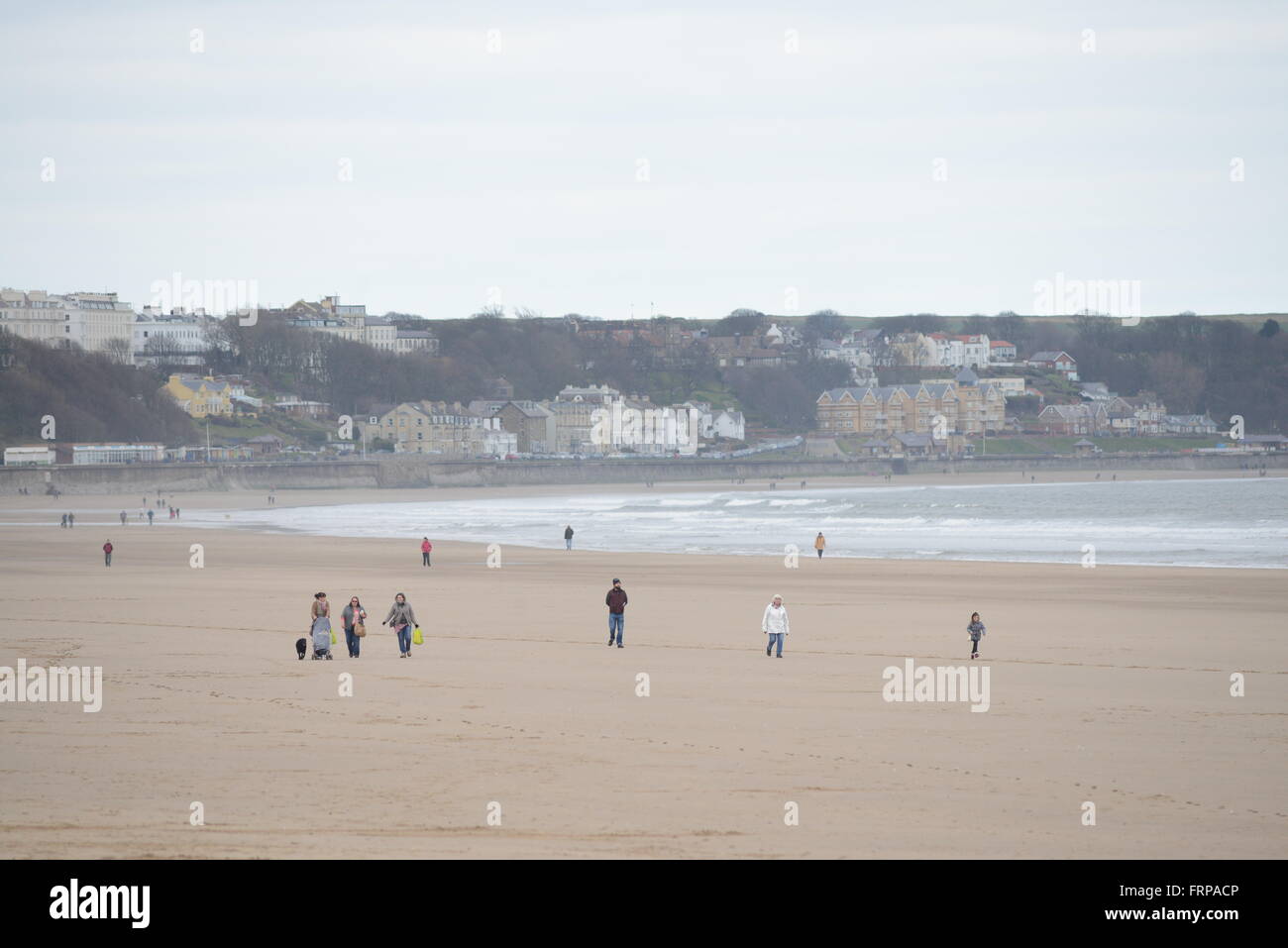 Menschen zu Fuß am Strand von Hunmanby, North Yorkshire, UK. Stockfoto