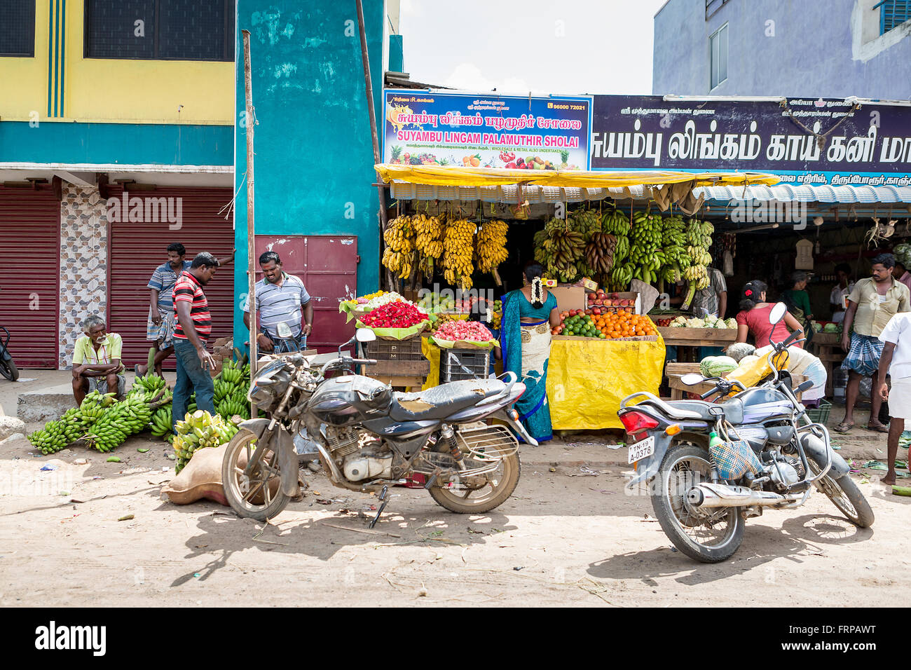 Obst stand am Straßenrand in Maduranthakam, Kancheepuram Bezirk von Tamil Nadu, mit einheimischen und geparkten Motorräder Stockfoto