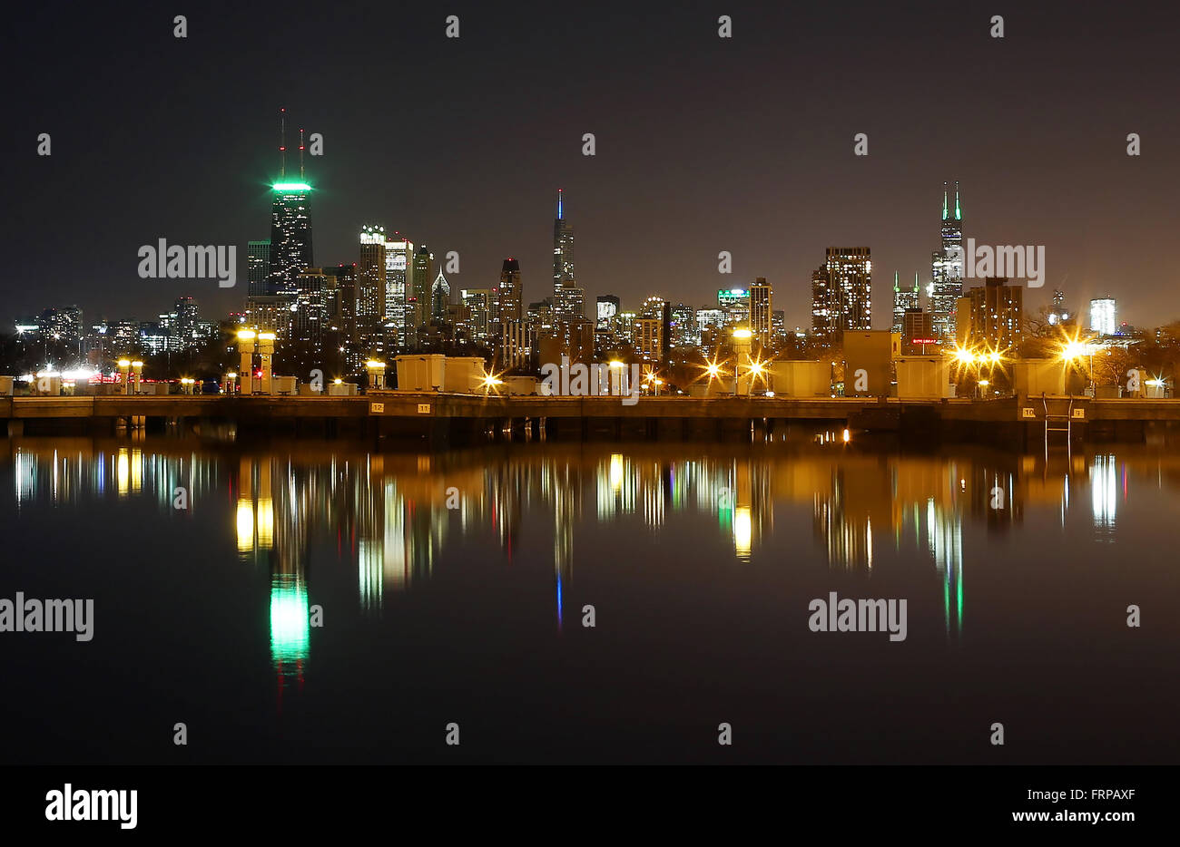 Downtown Chicago Skyline bei Nacht spiegelt sich im Hafen von Diversey in Chicago, Illinois, Vereinigte Staaten von Amerika. Stockfoto