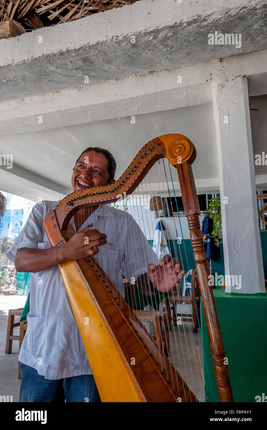 Mexikanische Harfenspieler singt in Bucerias bei Outdoor-Restaurant El Brujo am Strand von Bucerias, Nayarit, Mexiko. Stockfoto