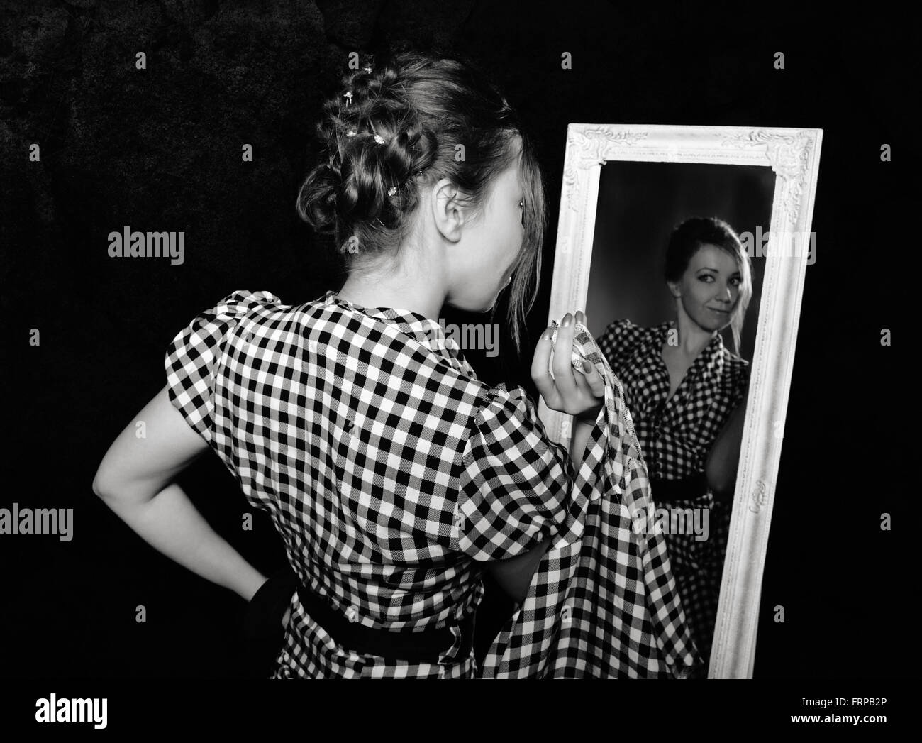 Frau in einem Hemd in den Spiegel Stockfoto