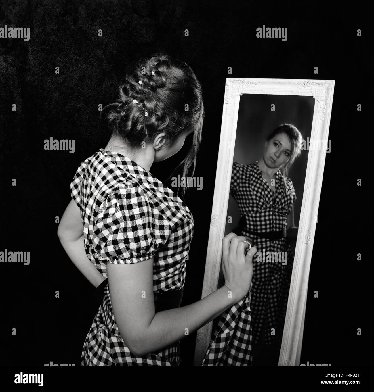 Frau in einem Hemd in den Spiegel Stockfoto