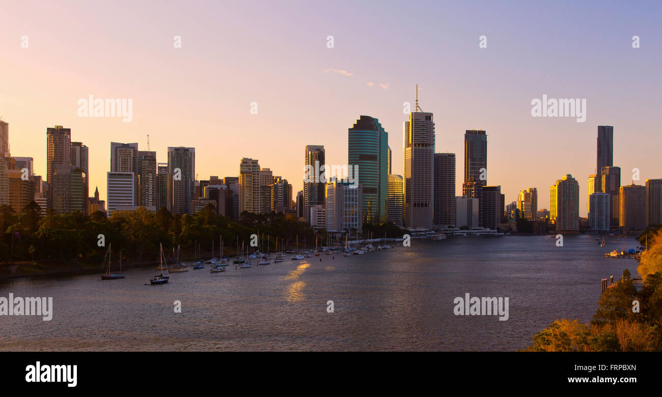 Brisbane Stadt und Fluss als die Sonne untergeht Stockfoto