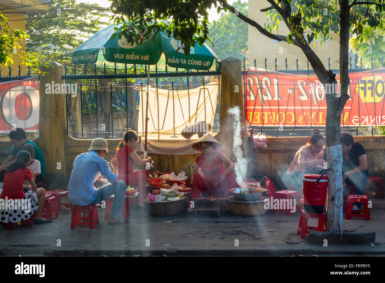 Menschen Essen bei street Food stall auf dem Bürgersteig in Hoi an, Vietnam Stockfoto
