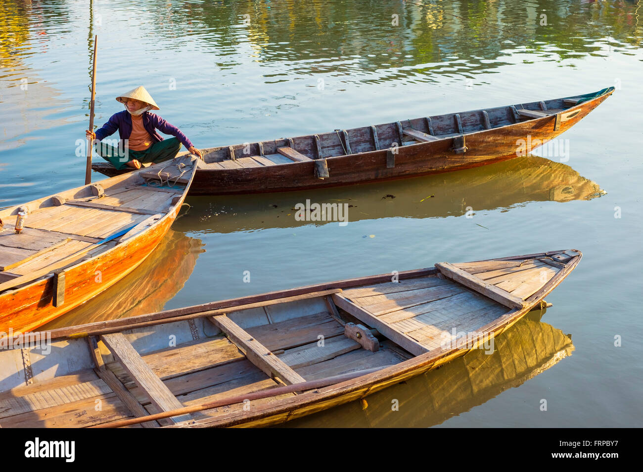 Vietnamesische Frau in einem kleinen Boot am Fluss Thu Bon, Hoi an ein Stockfoto
