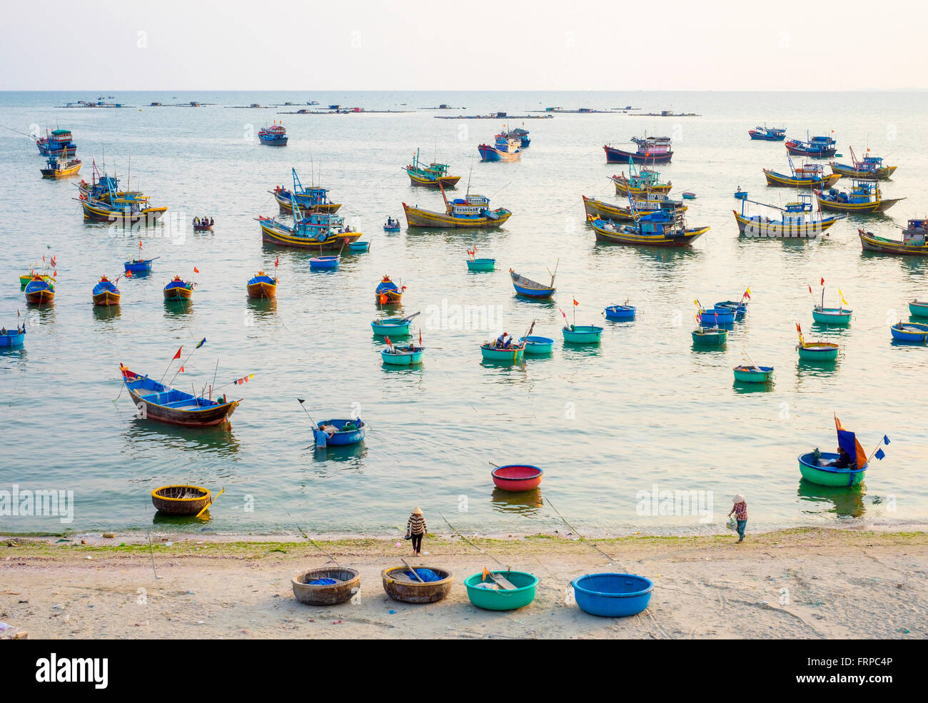 Fischerboote im Hafen von Mui Ne, Vietnam Stockfoto